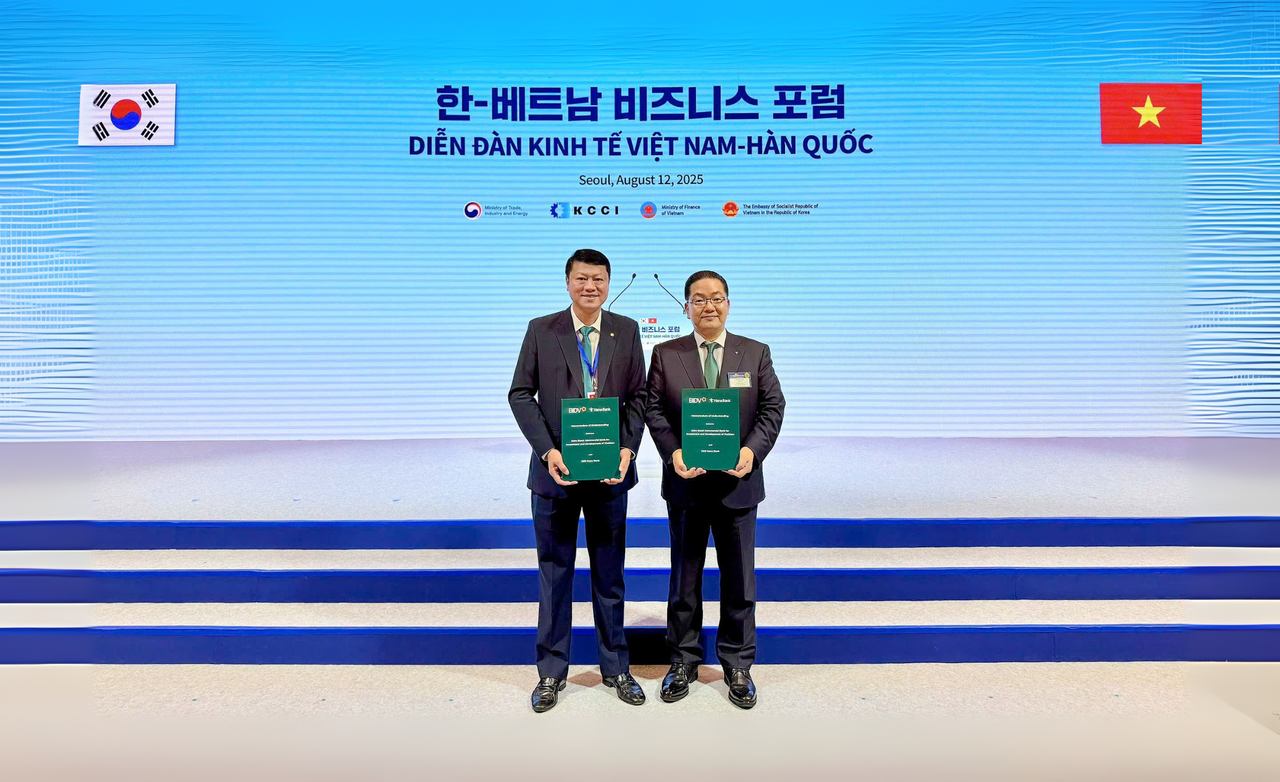 Đại diện BIDV và Hana Bank trao Thỏa thuận hợp tác trong khuôn khổ Diễn đàn Kinh tế Việt Nam - Hàn Quốc tại Seoul. Ảnh: BIDV