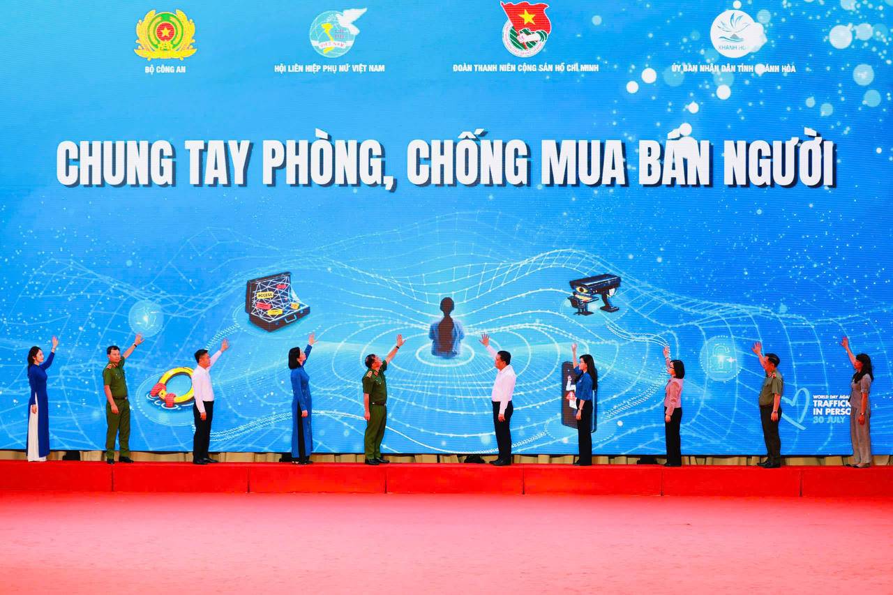Các đại biểu phát động "Chung tay phòng, chống mua bán người". Ảnh: ANH TRUNG