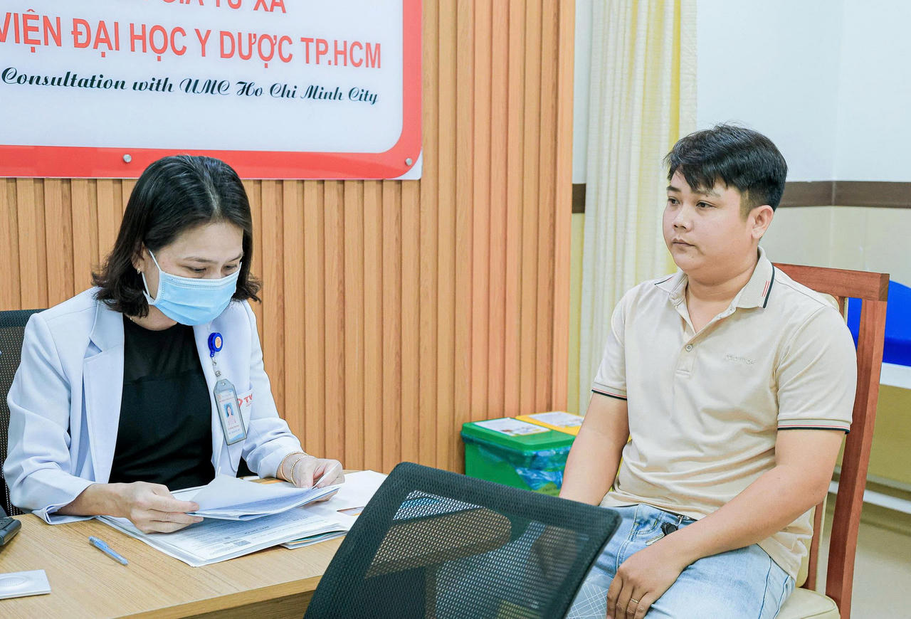 BS.CKI Lê Hồng Phương - Trưởng Khoa Khám bệnh Bệnh viện Đa khoa Thanh Vũ Medic Bạc Liêu, trực tiếp thăm khám và trao đổi với người bệnh trong quá trình kết nối hội chẩn cùng chuyên gia tuyến trên (Ảnh: Trọng Nghĩa).