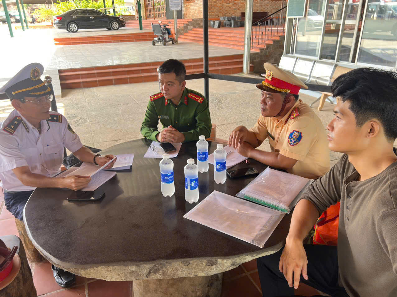 Lực lượng chức năng kiểm tra, xử lý vi phạm đối với phương tiện giao thông đường thủy (ảnh: Công an Tây Ninh).