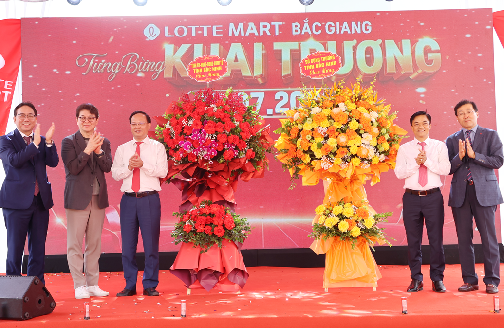 Phó Chủ tịch UBND tỉnh Phạm Văn Thịnh (thứ ba từ trái sang) tặng hoa chúc mừng Công ty Cổ phần Trung tâm thương mại LOTTE Việt Nam nhân dịp khai trương LOTTE MART Bắc Giang. (Ảnh: Cổng thông tin điện tử tỉnh Bắc Ninh)