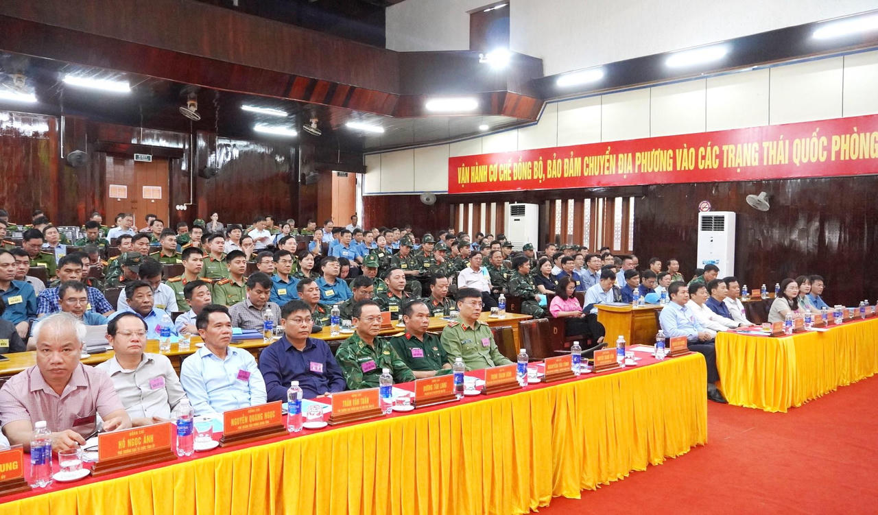 Các đại biểu tham dự khai mạc diễn tập. (Ảnh: Tiến Nhất)