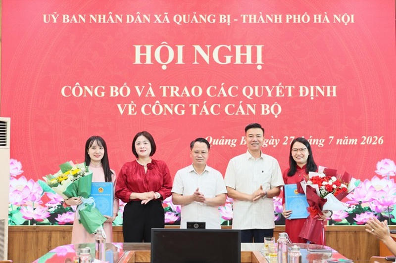 Đồng chí Nguyễn Thị Diệu Quỳnh (áo đỏ bên phải) - Tân Giám đốc Ban Quản lý dự án đầu tư - hạ tầng xã Quảng Bị (Ảnh: Trang TTĐT xã Quảng Bị).