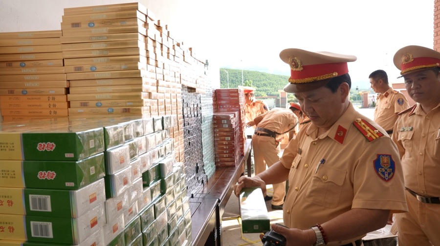Phát hiện xe khách vận chuyển hơn 27.000 bao thuốc lá nhập lậu