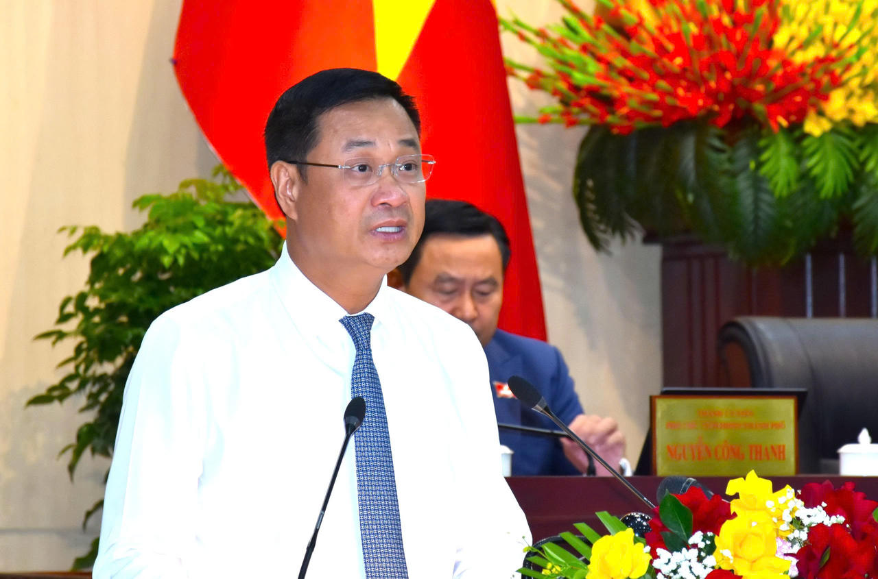 Bí thư Thành ủy, Trưởng đoàn Đại biểu Quốc hội TP Đà Nẵng Lê Ngọc Quang có bài phát biểu quan trọng tại kỳ họp, yêu cầu HĐND thành phố nâng cao chất lượng các nghị quyết, bảo đảm mỗi quyết sách được ban hành phải thực sự tháo gỡ điểm nghẽn, khơi thông nguồn lực và tạo động lực phát triển mới (ảnh Vân Anh)