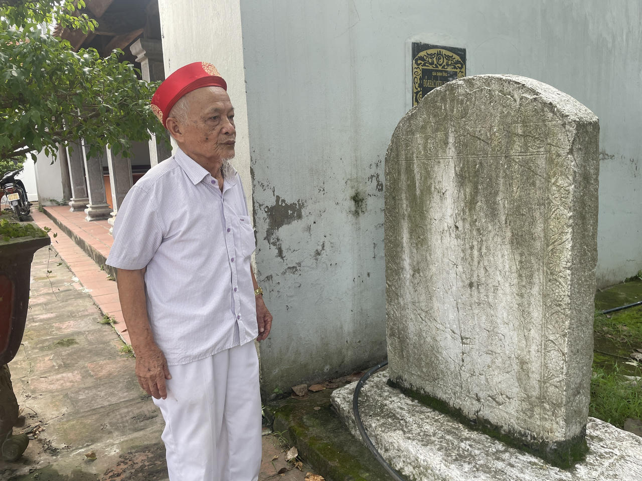 Hệ thống bia đá, văn tự Hán Nôm đã mai một dần theo thời gian.  (Ảnh trong bài: H.G)