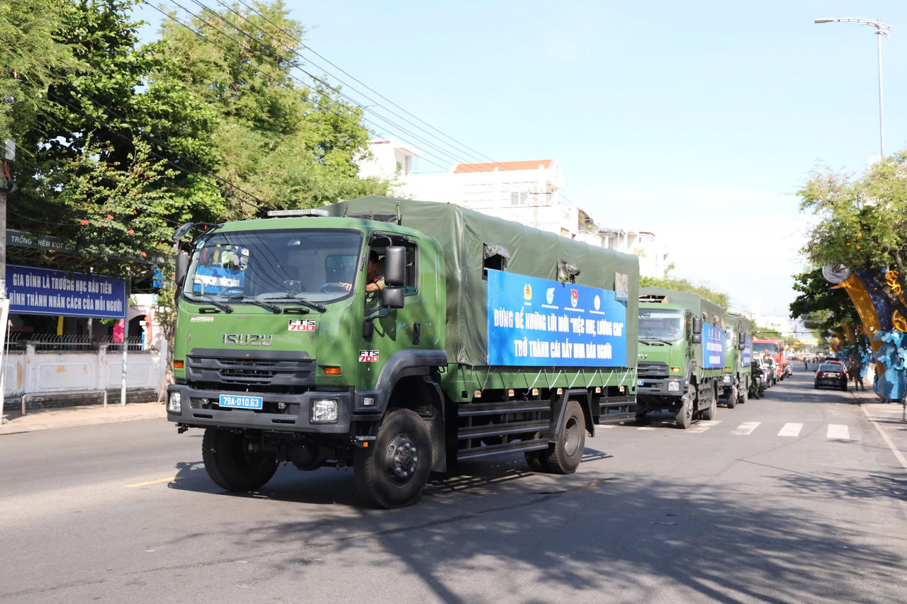 Diễu hành tuyên truyền trực quan về chung tay phòng, chống mua bán người. Ảnh: VĂN KỲ