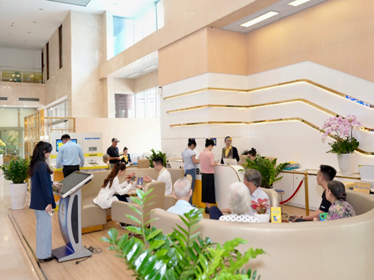 Khách hàng giao dịch tại Nam A Bank. Ảnh: NAB