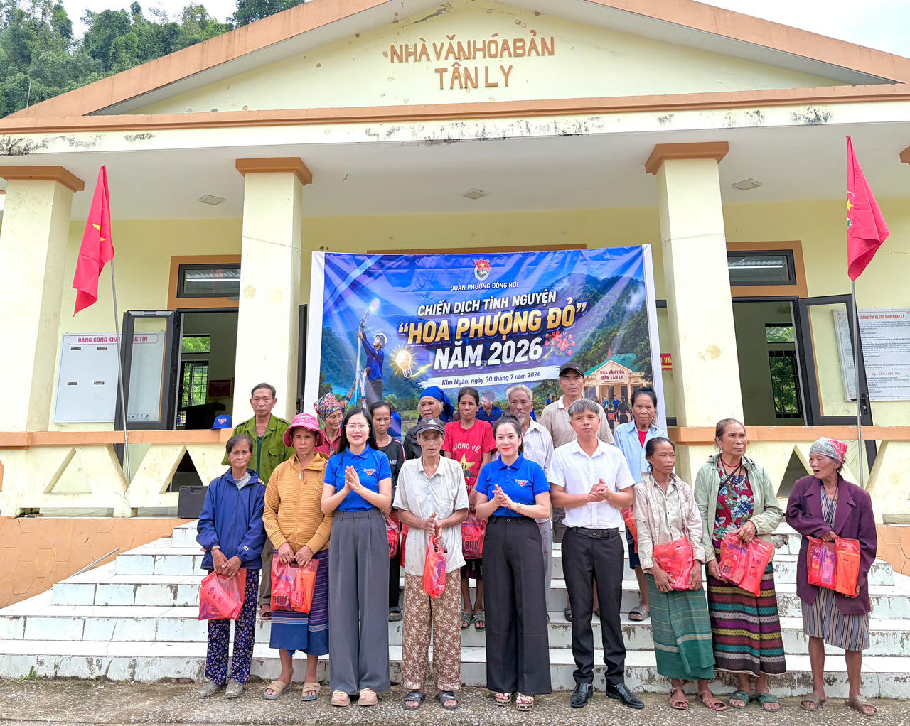 Đại diện Đoàn phường Đồng Hới và các đơn vị đồng hành trao quà, động viên người dân vùng cao xã Kim Ngân. (Ảnh DH)