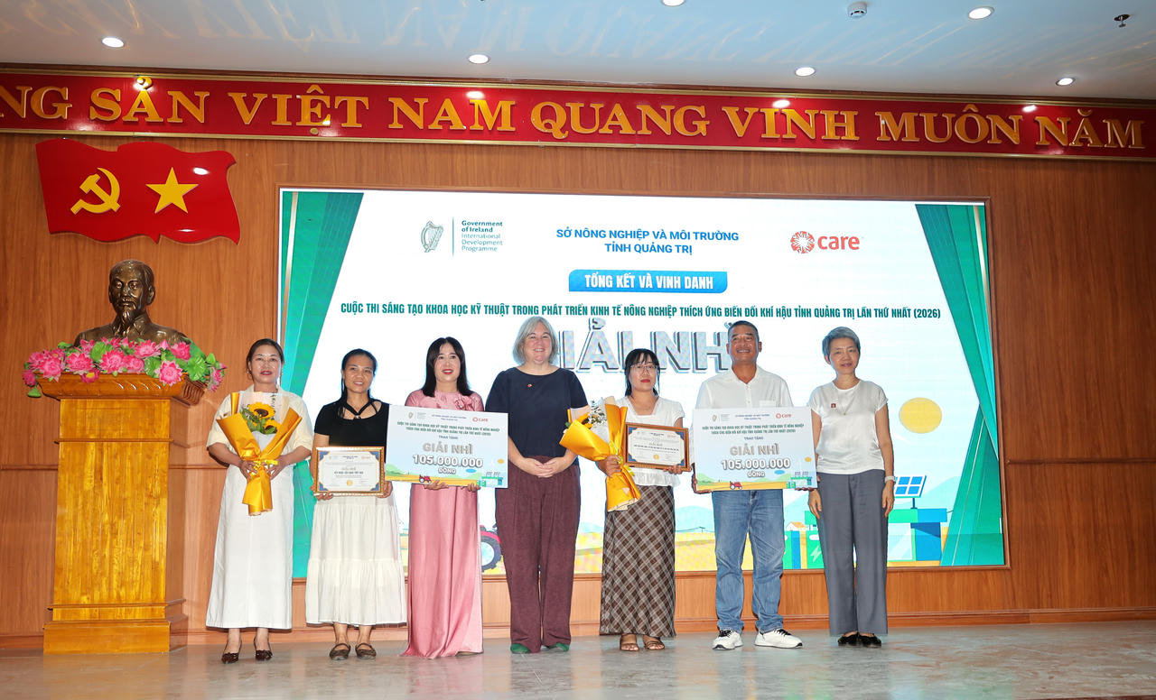 Ban Tổ chức trao giải Nhì cho các tác giả có sáng kiến tiêu biểu tại Cuộc thi Sáng kiến phát triển kinh tế nông nghiệp thích ứng với biến đổi khí hậu tỉnh Quảng Trị. (Ảnh MP)