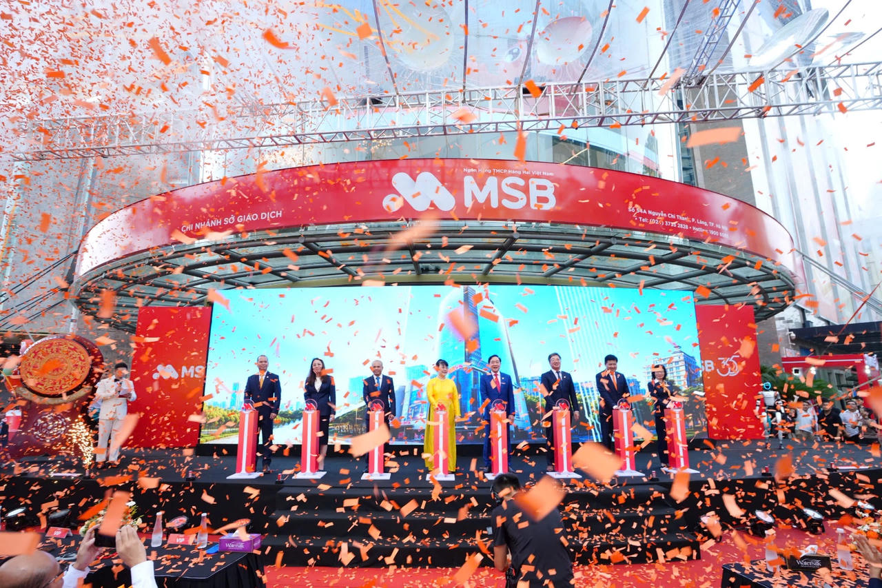 Ban Lãnh đạo MSB và khách mời thực hiện nghi thức khai trương Hội sở chính và Chi nhánh Sở Giao Dịch MSB (Ảnh: MSB)