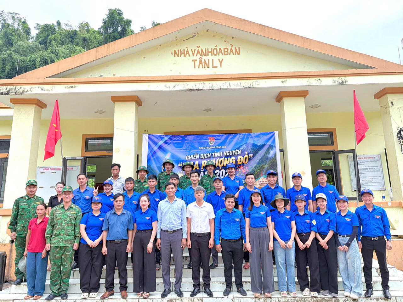Đoàn viên, thanh niên cùng các đơn vị đồng hành chụp ảnh lưu niệm cùng người dân sau lễ trao quà tại bản Tân Ly. (Ảnh DH)