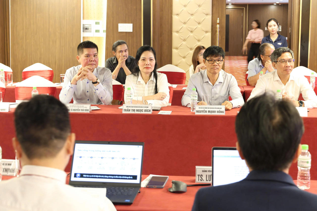 Các đại biểu tham dự tại Hội thảo được phổ biến và thảo luận ba phiên chuyên đề.