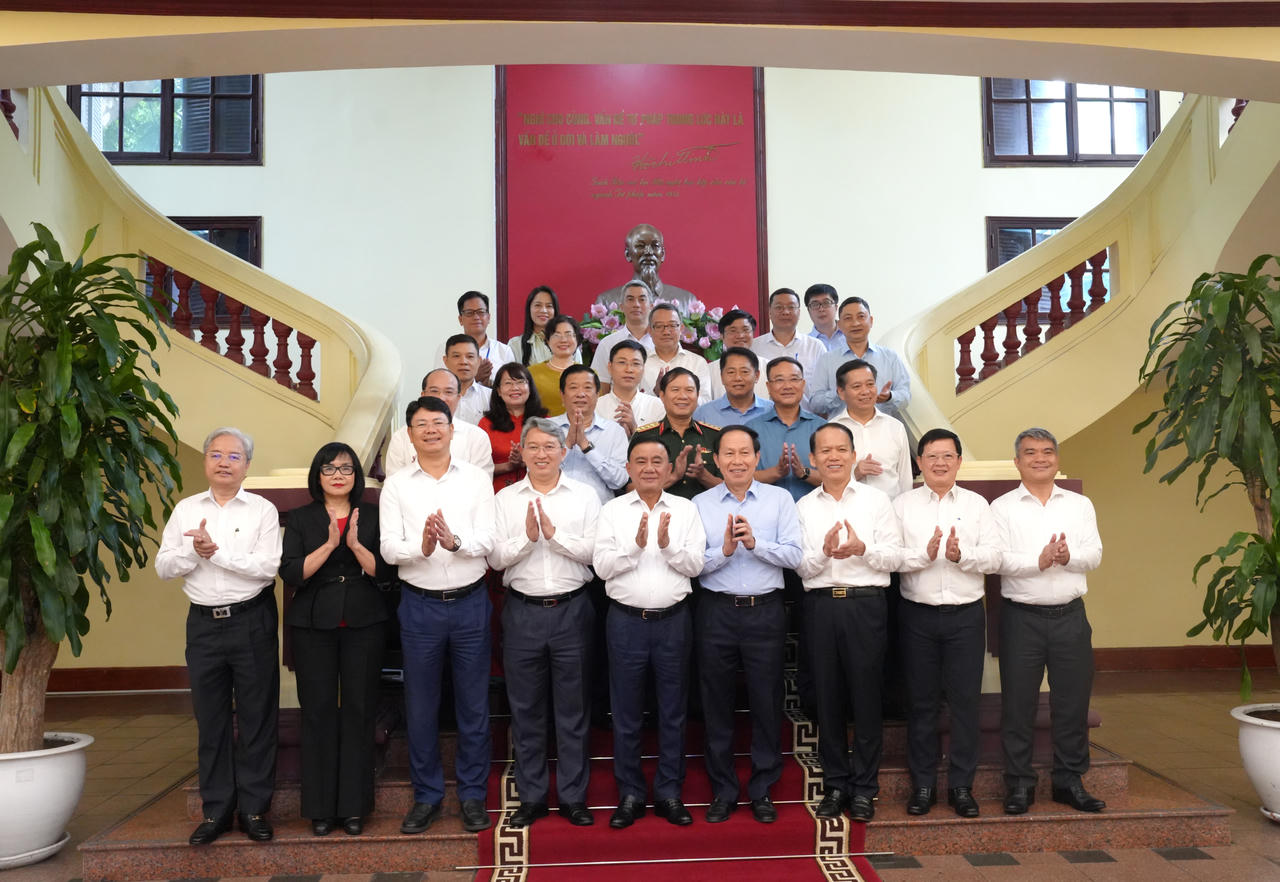 Các đại biểu chụp ảnh lưu niệm.