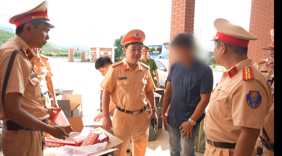Lực lượng cảnh sát giao thông làm việc với tài xế. (Ảnh: Phan Bé)