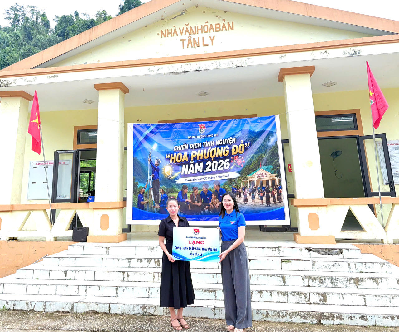 Đoàn phường Đồng Hới bàn giao công trình thanh niên "Thắp sáng Nhà văn hóa bản Tân Ly" bằng hệ thống đèn năng lượng mặt trời. (Ảnh DH)