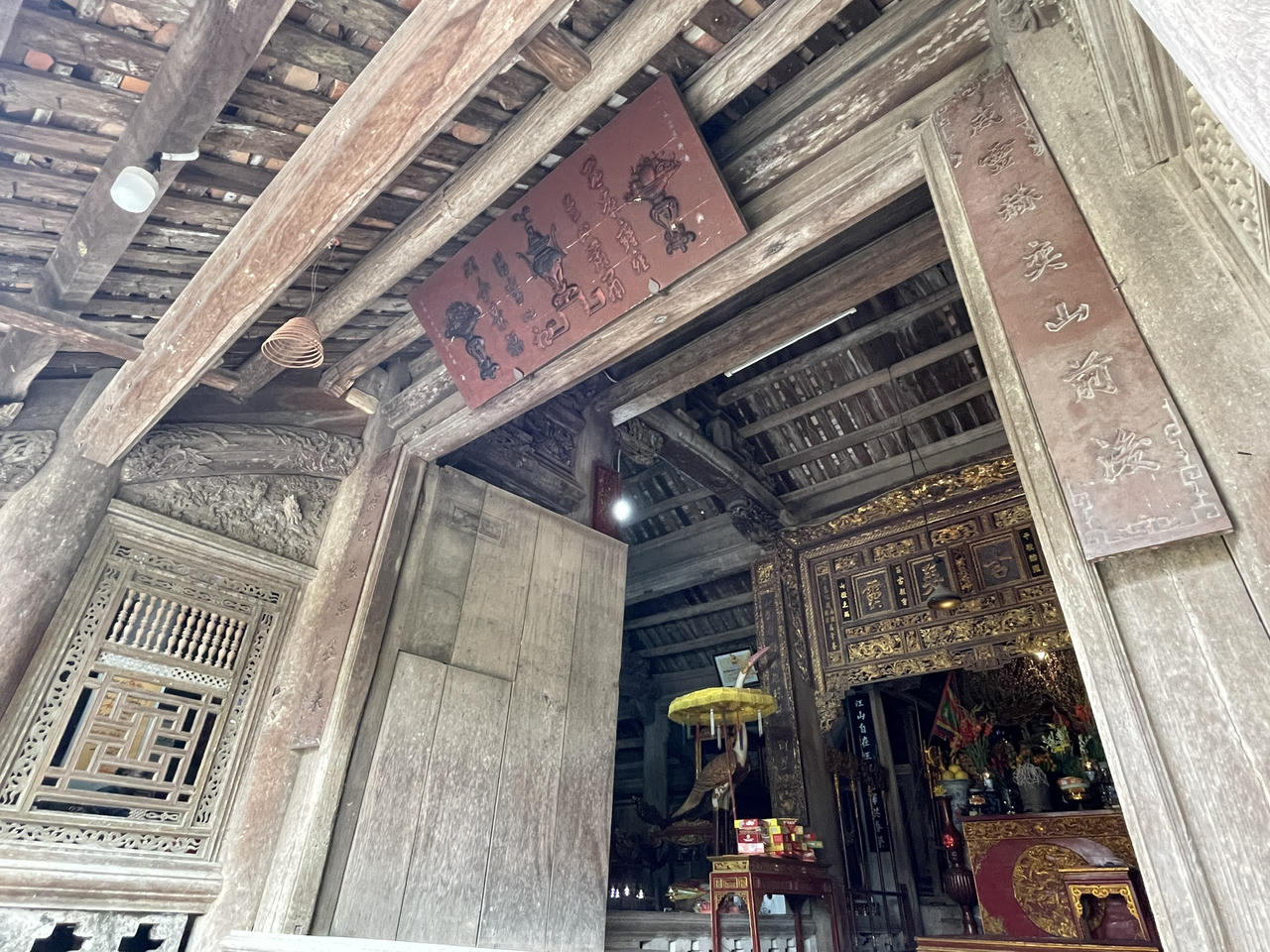 Mỗi bức hoành phi, câu đối ở các di tích đều mang giá trị về nhiều phương diện. (Ảnh chụp tại Đình So (Hà Nội)).