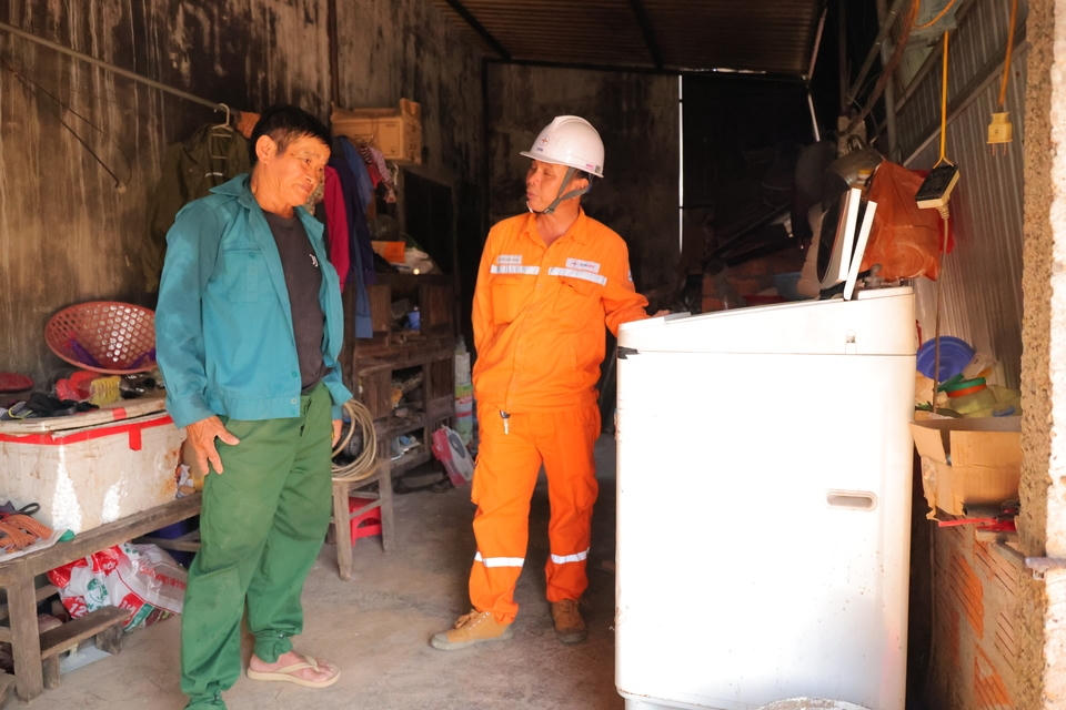 CBCNV Điện lực Cẩm Xuyên đến tận các hộ dân tuyên truyền sử dụng điện an toàn, tiết kiệm. (Ảnh: PV)