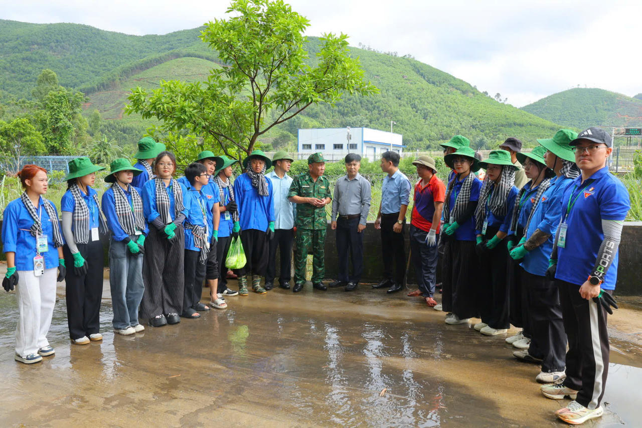 Phát quang khu vực sông biên giới từ mốc 1316 đến mốc 1317