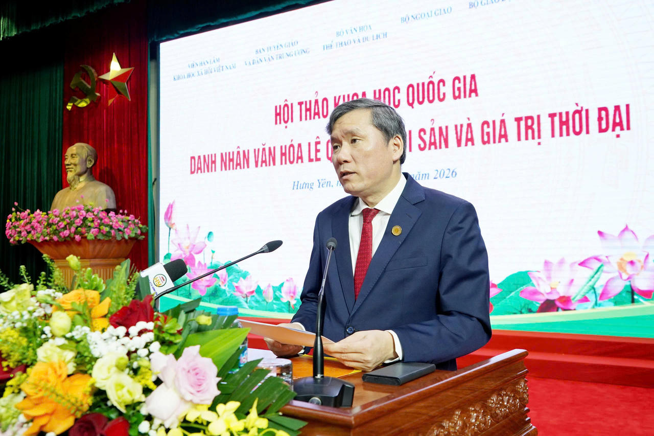 GS.TS Lê Văn Lợi - Ủy viên Ban Chấp hành Trung ương Đảng, Chủ tịch Viện Hàn lâm Khoa học xã hội Việt Nam phát biểu đề dẫn Hội thảo (Ảnh: Vũ Hùng)