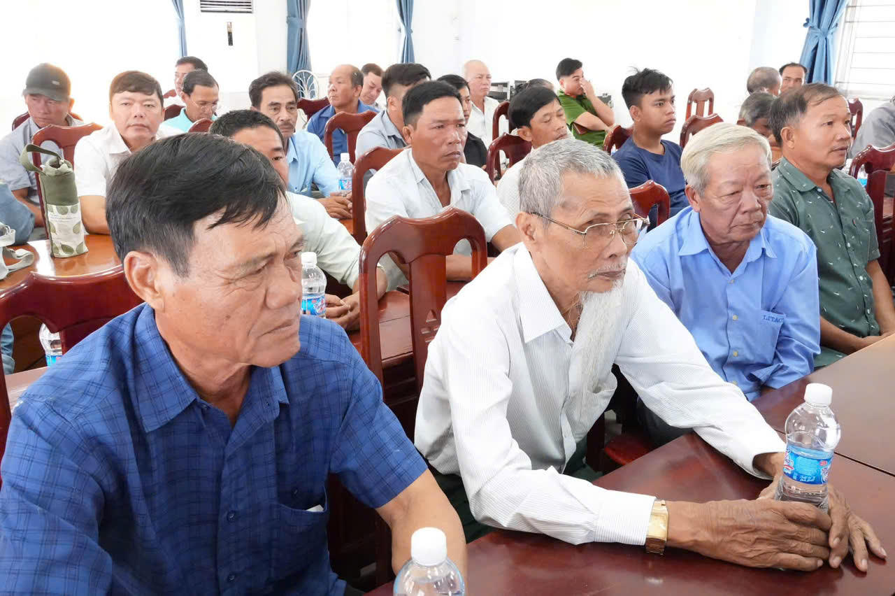 Tại xã Tân Tập, các chủ bến, chủ phương tiện và người điều khiển phương tiện đường thủy trên địa bàn đã được nghe cơ quan chức năng phổ biến pháp luật (ảnh: Công an Tây Ninh).