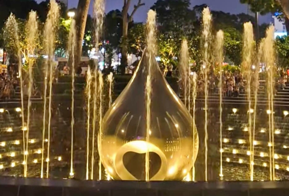 Biểu tượng “Giọt nước” ở Công viên số 1 Lý Thái Tổ - nơi tưởng niệm nạn nhân COVID-19 tại TP HCM. Ảnh: N.An 