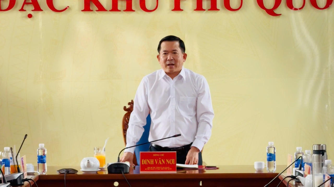 Ông Đinh Văn Nơi – Phó Bí thư Tỉnh ủy, Bí thư Đảng ủy Phú Quốc phát biểu. Ảnh: Hoàng Dung