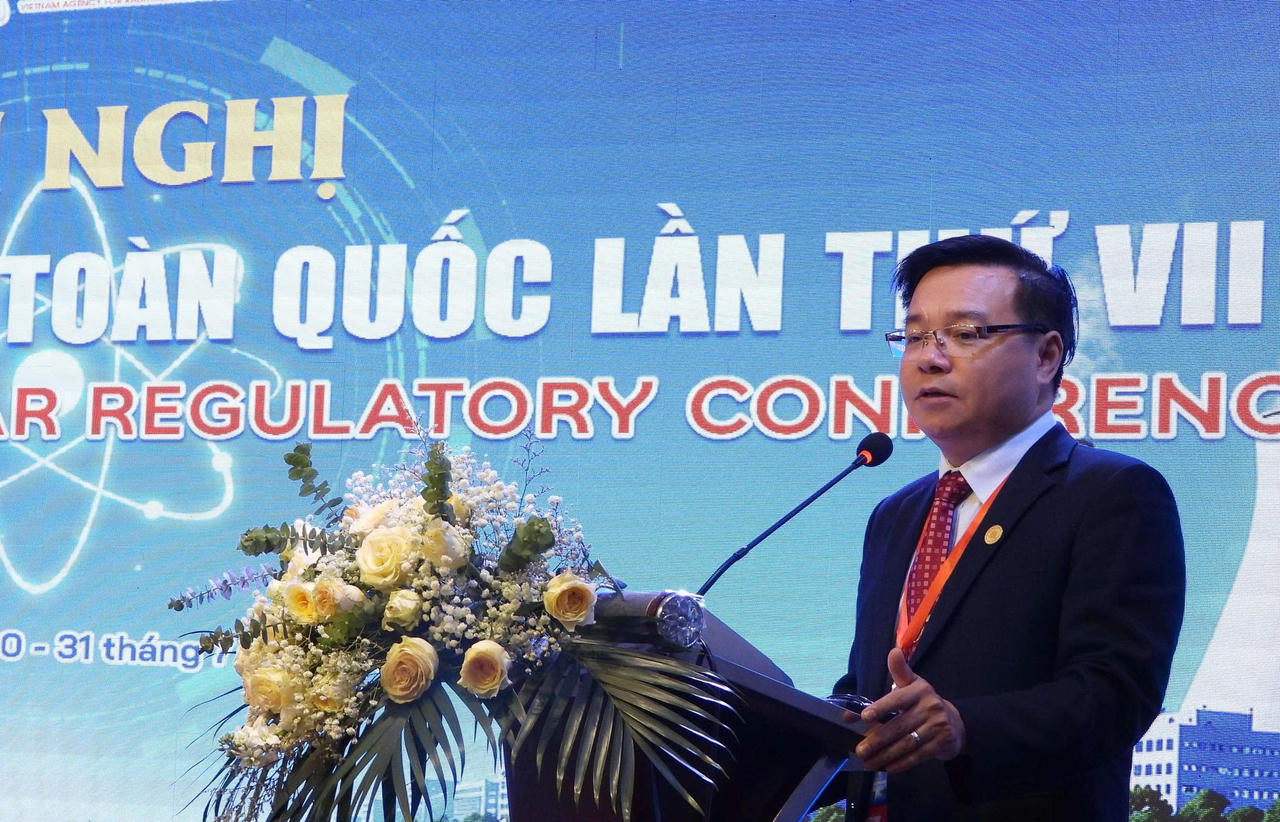 Ông Phan Đăng Chính - Phó Giám đốc Sở Khoa học và Công nghệ tỉnh Quảng Ninh, trình bày tham luận tại hội nghị. (Ảnh: Công Hoan)