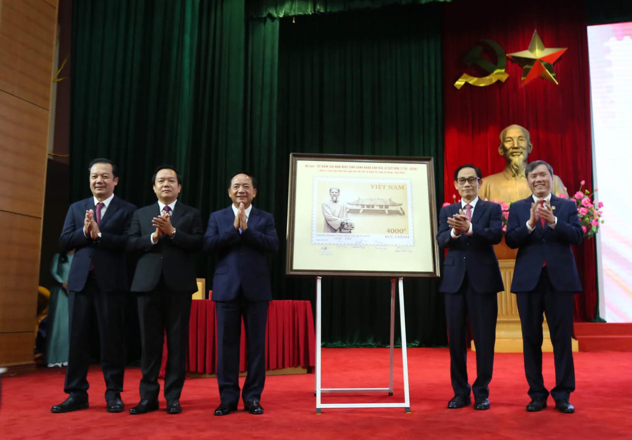 Các đồng chí lãnh đạo Trung ương và lãnh đạo tỉnh Hưng Yên ký lưu niệm trên tranh tem. (Ảnh: CTTĐT Hưng Yên)