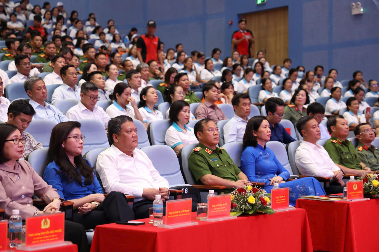 Các đại biểu tham dự lễ phát động. Ảnh: VĂN KỲ