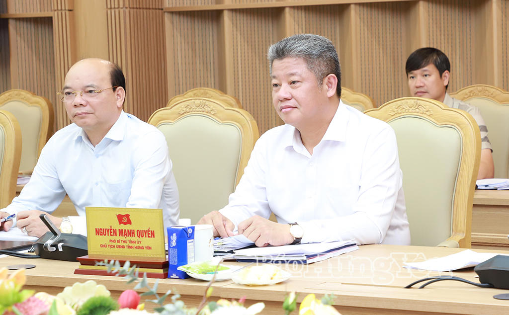 Ông Nguyễn Mạnh Quyền - Phó Bí thư Tỉnh ủy, Chủ tịch UBND tỉnh Hưng Yên và đại biểu dự cuộc họp. (Ảnh: Báo Hưng Yên)