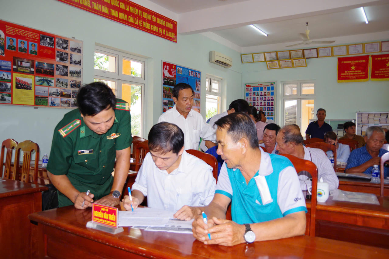 Lực lượng chức năng trực tiếp tiếp hướng dẫn ngư dân bổ sung và hoàn thiện các thủ tục cần thiết. Ảnh: Thiện Lê