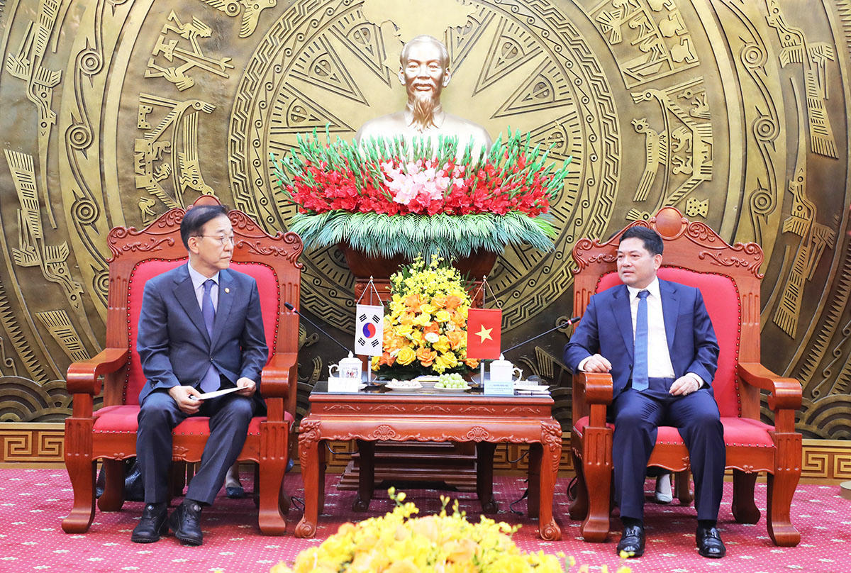 Bí thư Tỉnh ủy Nguyễn Hồng Thái (ảnh phải) trao đổi cùng Bộ trưởng Bộ Đất đai, Hạ tầng và Giao thông Hàn Quốc tại buổi làm việc.(Ảnh Cổng thông tin điện tử tỉnh Bắc Ninh)