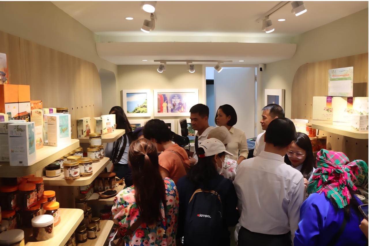 Đông đảo người tiêu dùng thủ đô đã tham quan, mua sắm từ thời điểm Lạng Sơn corner chưa chính thức khai mạc