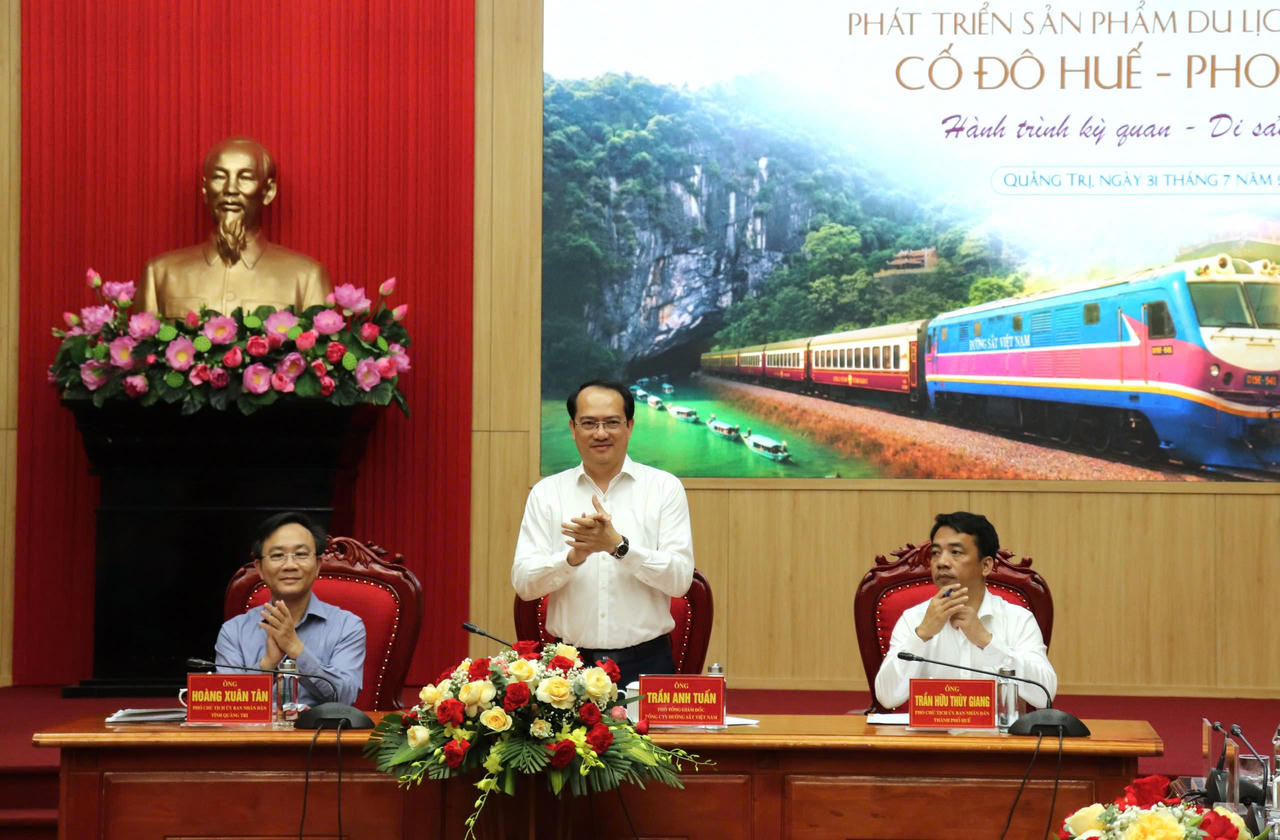 Ông Trần Anh Tuấn, Phó Tổng Giám đốc Tổng công ty Đường sắt Việt Nam chia sẻ định hướng phát triển sản phẩm du lịch đường sắt liên vùng tại hội thảo. (Ảnh: Sở Văn hoá Thể thao và du lịch Quảng Trị).