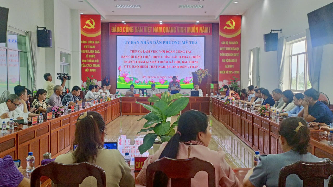 Đoàn công tác làm việc tại phường Mỹ Trà. (Ảnh: Vân Hà)