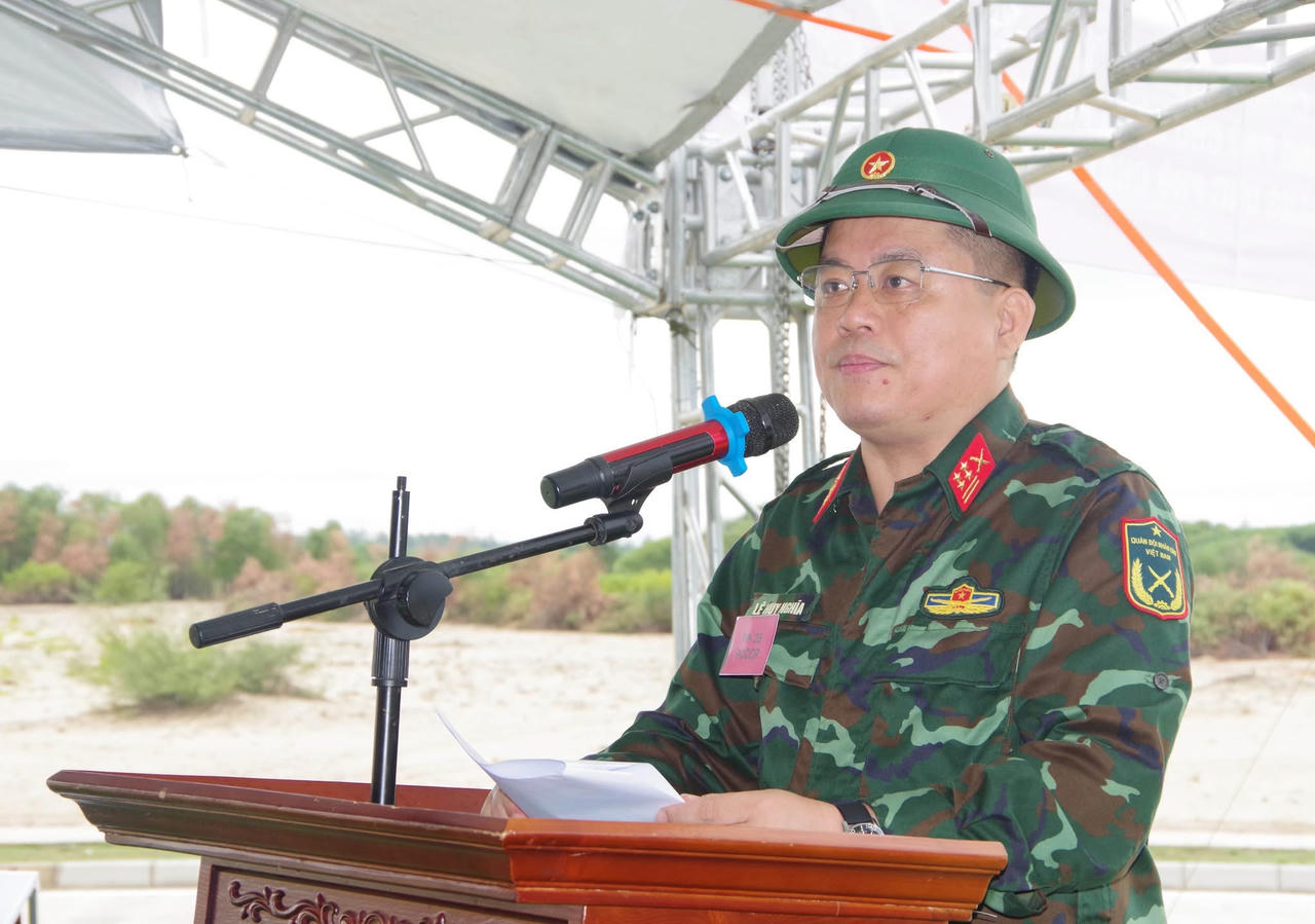 Đại tá Lê Huy Nghĩa – Phó Chỉ huy trưởng, Tham mưu trưởng Bộ CHQS thành phố phát biểu chỉ đạo khai mạc diễn tập. (Ảnh: Quang Đạo)