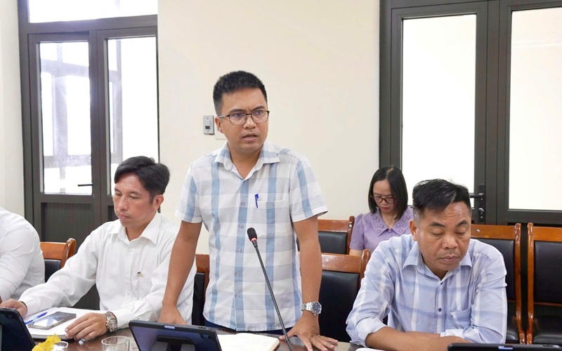 Đại diện các đơn vị chuyên môn trình bày báo cáo tại hội nghị (Ảnh: Trang TTĐT xã Thiên Lộc).