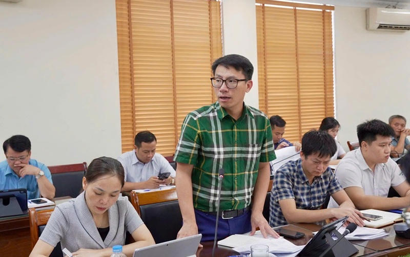 Đại diện các đơn vị chuyên môn trình bày báo cáo tại hội nghị (Ảnh: Trang TTĐT xã Thiên Lộc).