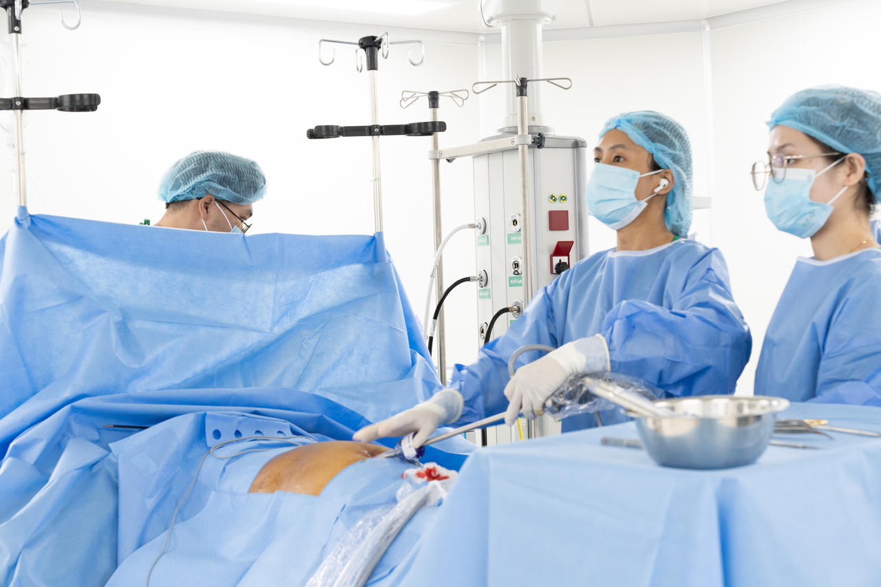 BS.CKI Tôn Nữ Phương Duyên cùng ê-kíp thực hiện ca phẫu thuật.