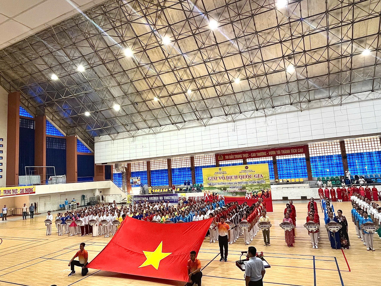 Lễ chào cờ khai mạc giải Vô địch quốc gia Thể dục dưỡng sinh. (Ảnh: Hoài Trinh)