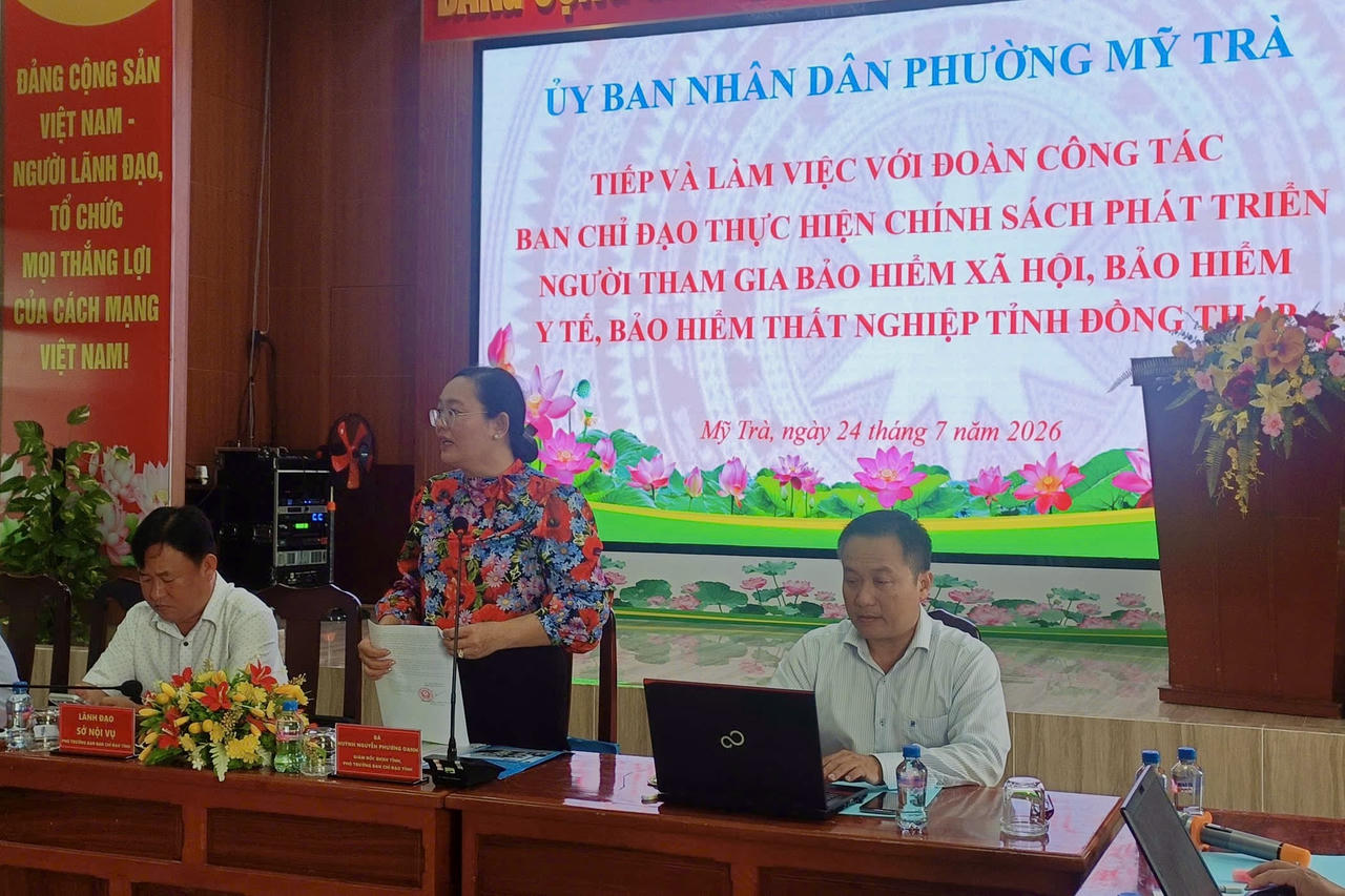 Bà Huỳnh Nguyễn Phương Oanh - Giám đốc BHXH tỉnh Đồng Tháp, Phó Trưởng ban Thường trực Ban Chỉ đạo tỉnh phát biểu tại buổi làm việc tại phường Mỹ Trà. (Ảnh: Vân Hà)