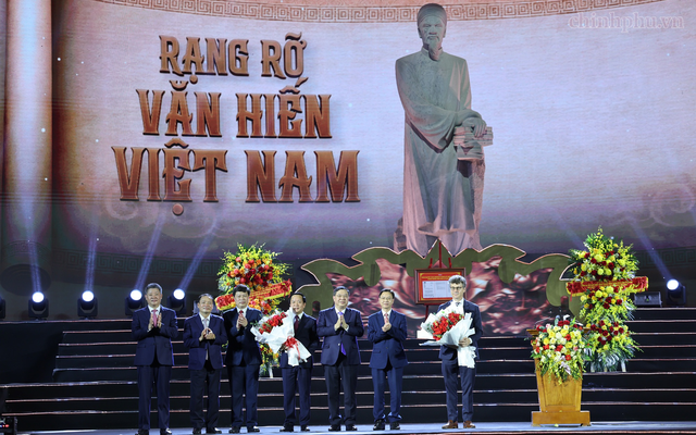 Phó Thủ tướng Thường trực tặng hoa chúc mừng lãnh đạo tỉnh Hưng Yên và tặng hoa Trưởng Đại diện UNESCO tại Việt Nam - Ảnh: VGP/Phương Nguyên