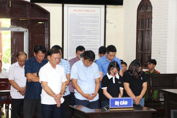 Tuyên án nhóm cựu cán bộ sai phạm đất đai ở Quảng Trị: 12 bị cáo lĩnh tổng cộng 30 năm tù