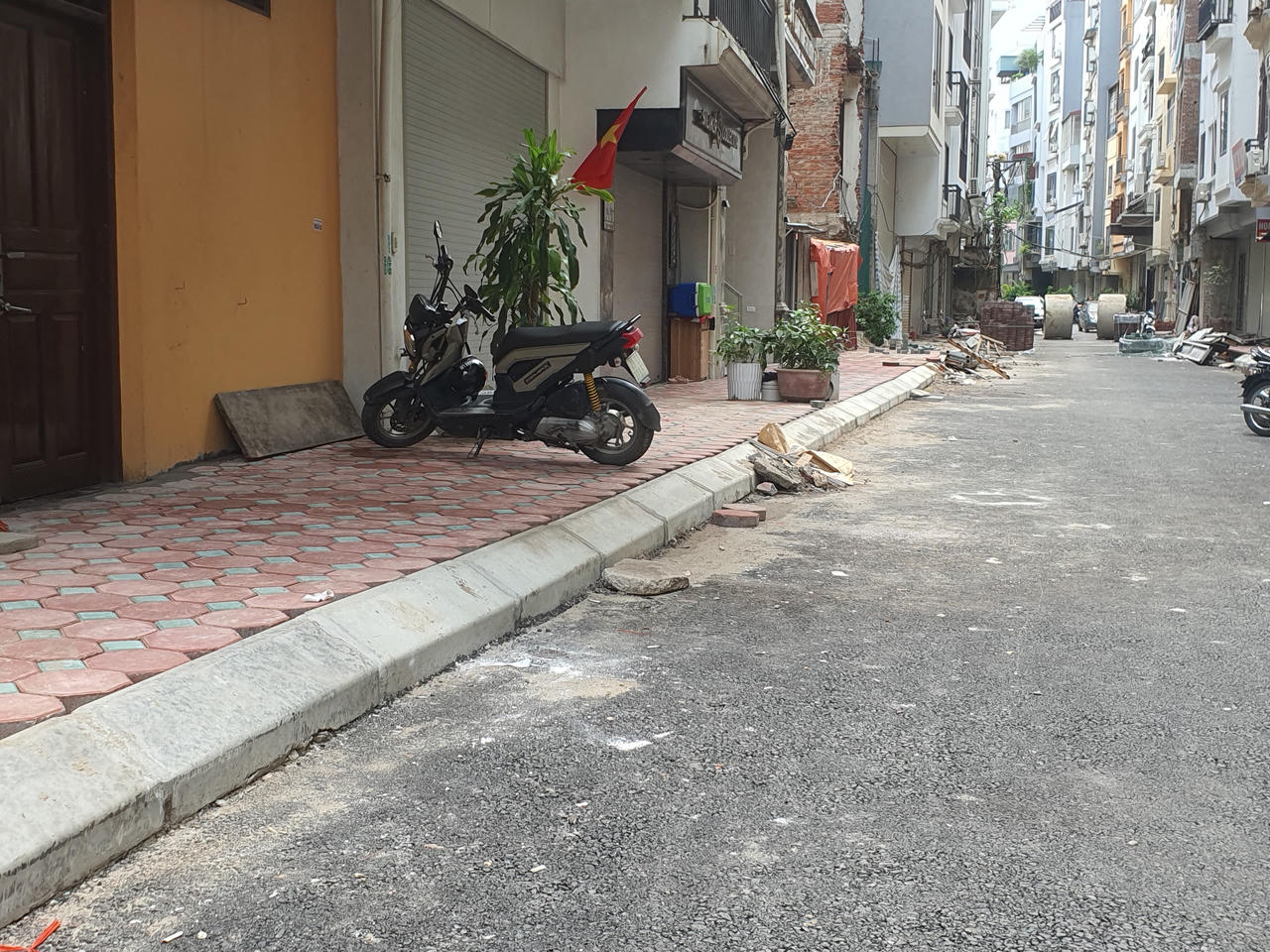 Diện mạo của tuyến đường thuộc Dự án cải tạo mương Thụy Khuê đang dần được hoàn thiện. Ảnh: TN.