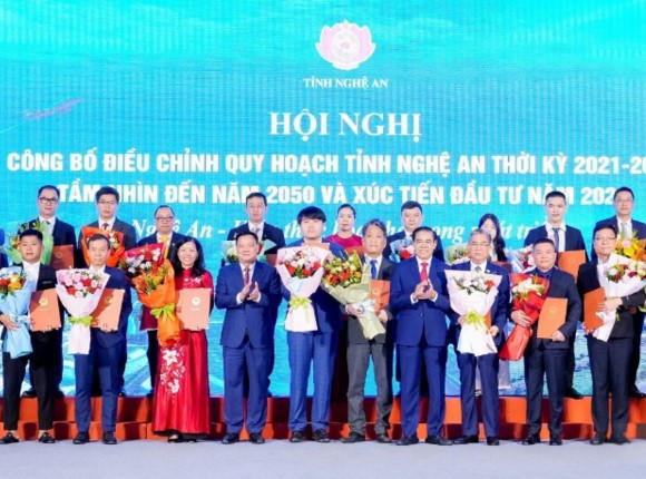 Lãnh đạo tỉnh Nghệ An trao quyết định chấp thuận chủ trương đầu tư, giấy chứng nhận đăng ký đầu tư và biên bản ghi nhớ, thỏa thuận hợp tác đầu tư đối với 25 dự án tiêu biểu. Ảnh: PV