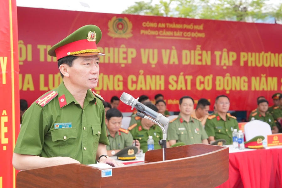 Đại tá Nguyễn Viết Hoàng - Phó Giám đốc Công an TP Huế phát biểu chỉ đạo tại hội thao. (Ảnh: Phan Bé)