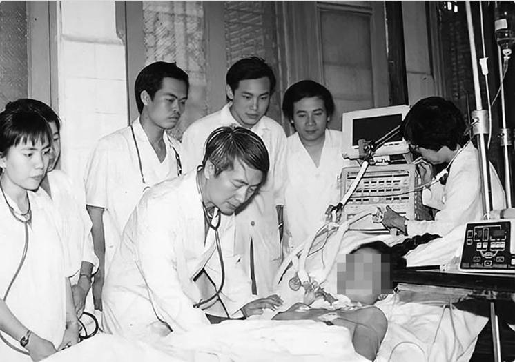 Giáo sư, thầy thuốc nhân dân Vũ Văn Đính chủ trì giao ban, đi buồng và thăm khám cho bệnh nhân thời còn đang công tác. Ảnh tư liệu