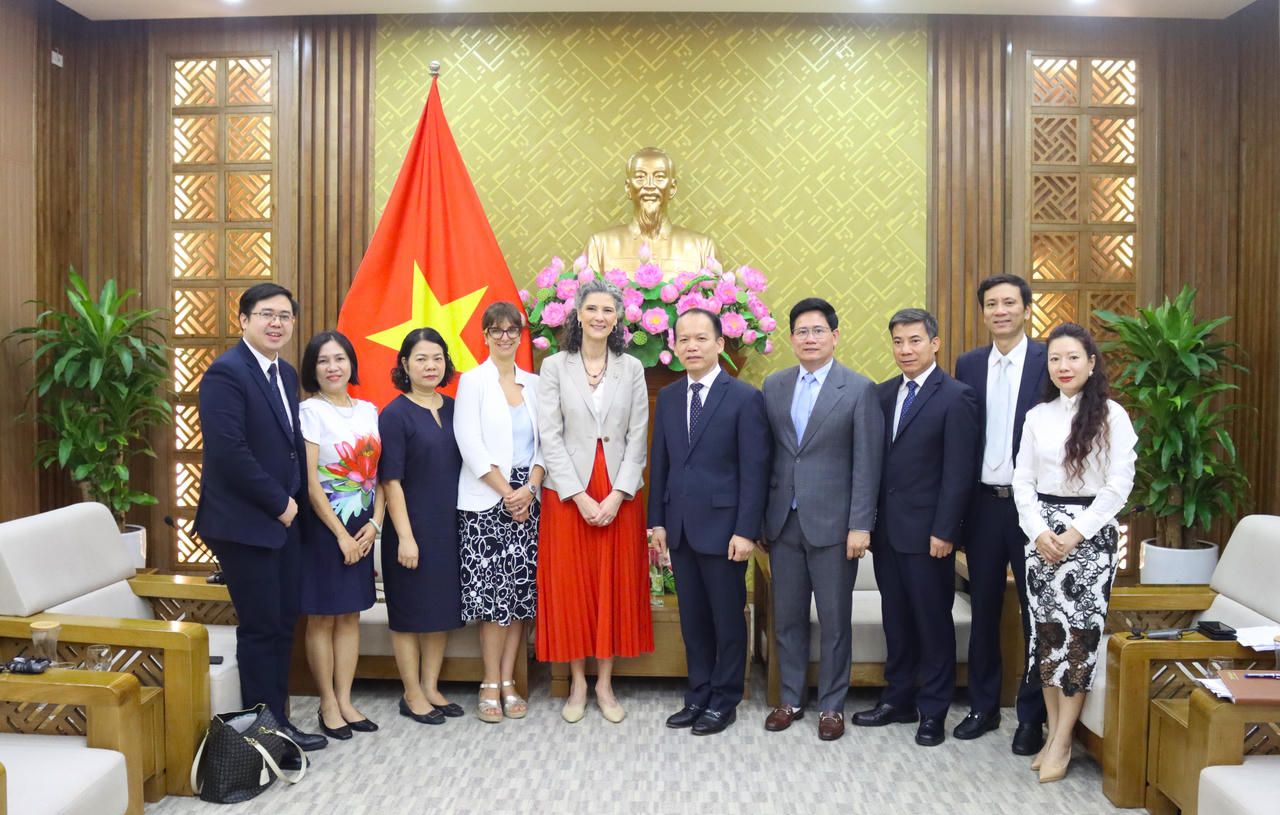 Bộ trưởng Ho&agrave;ng Thanh T&ugrave;ng chụp ảnh lưu niệm c&ugrave;ng b&agrave; Ramla Khalidi v&agrave; đại biểu hai B&ecirc;n.