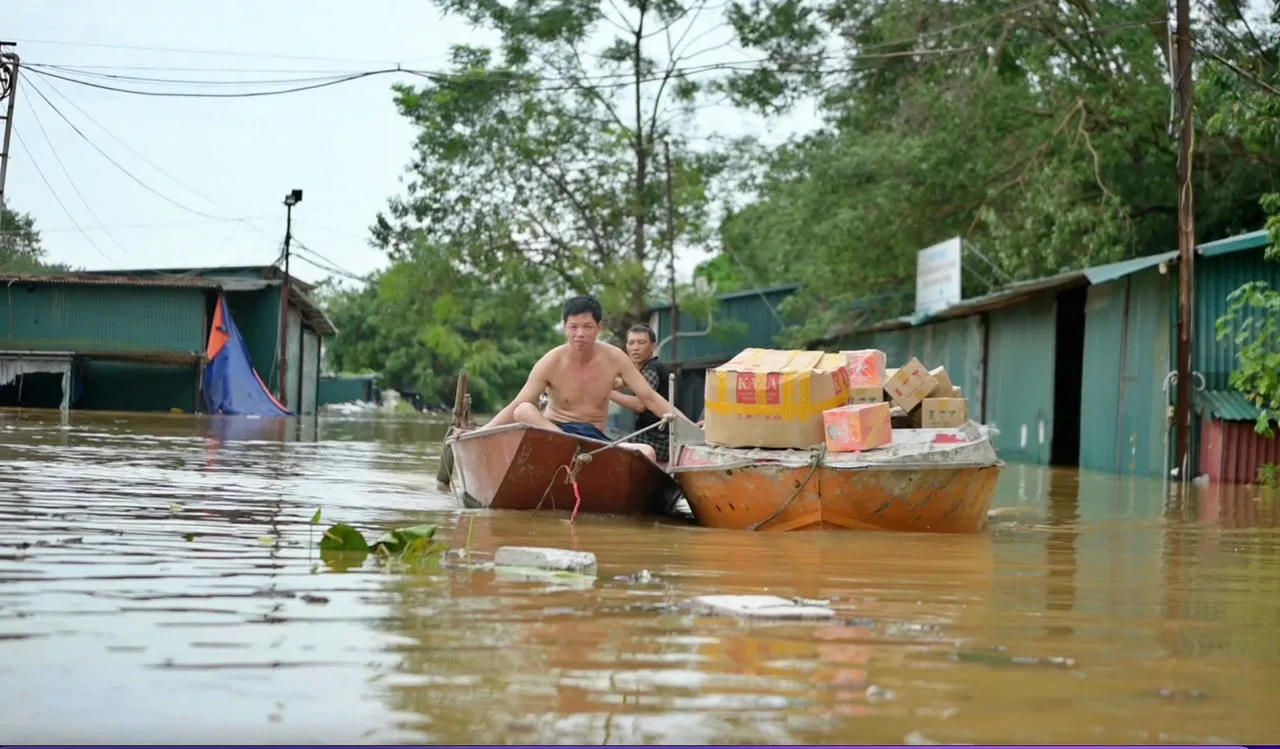 Người dân vận chuyển đồ đạc khỏi nơi bị ngập trong trận bão năm 2024. Ảnh: Ngọc Nga